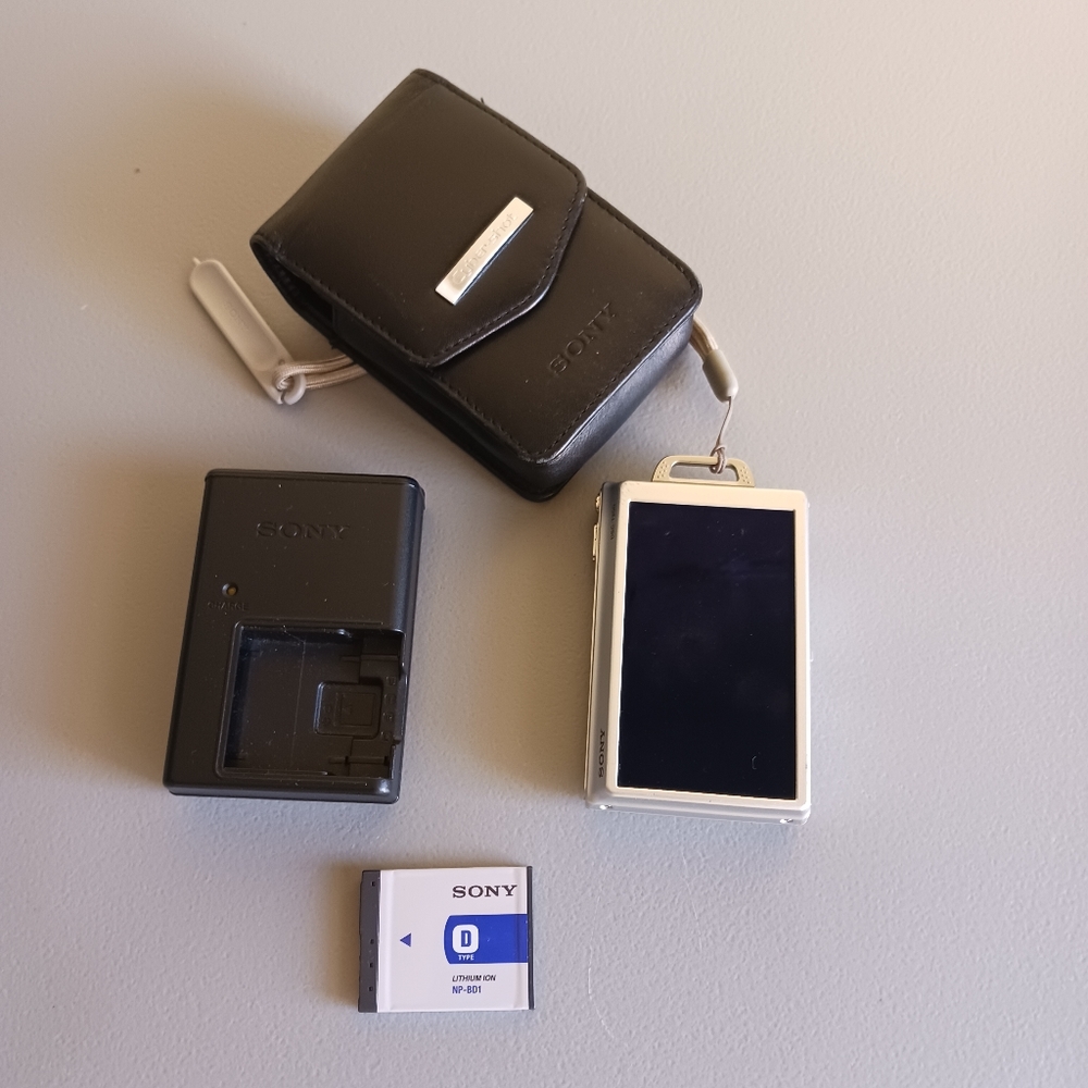 Camera Sony Cybershot  Silver Like New 8.1 Mega Pixels
